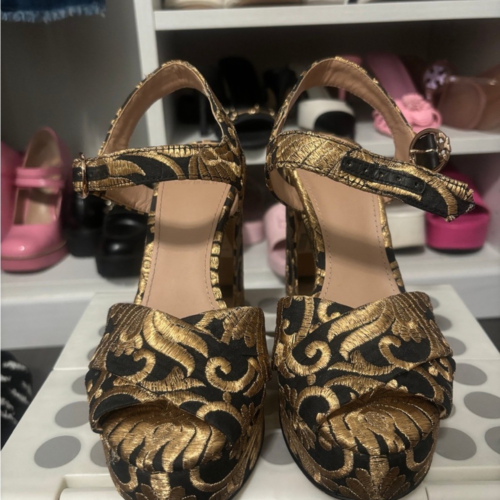 TORY BURCH WOMEN SIZE 6.5 BLACK AND GOLD LORETTA SANDAL